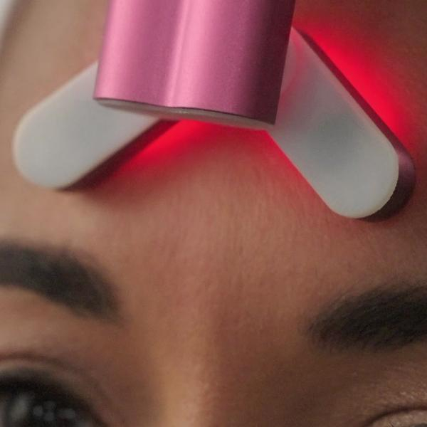DermaWav Mikrostrom-Gesichtsmassagegerät mit Vibration, Mikrostrom, Licht und Wärme