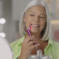 DermaWav Mikrostrom-Gesichtsmassagegerät mit Vibration, Mikrostrom, Licht und Wärme