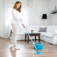 Livington Clean Water Spin Mop Système dessuyage à leau douce - Kit avec nettoyeur & tampons